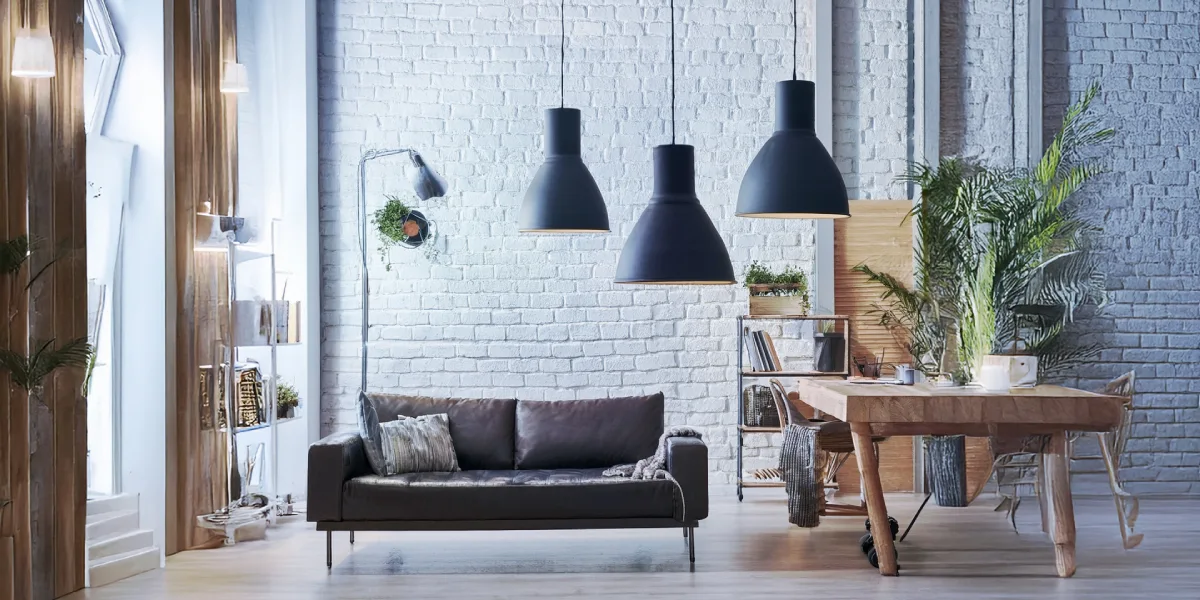 Lampade a sospensione di design su parete in mattoni azzurri