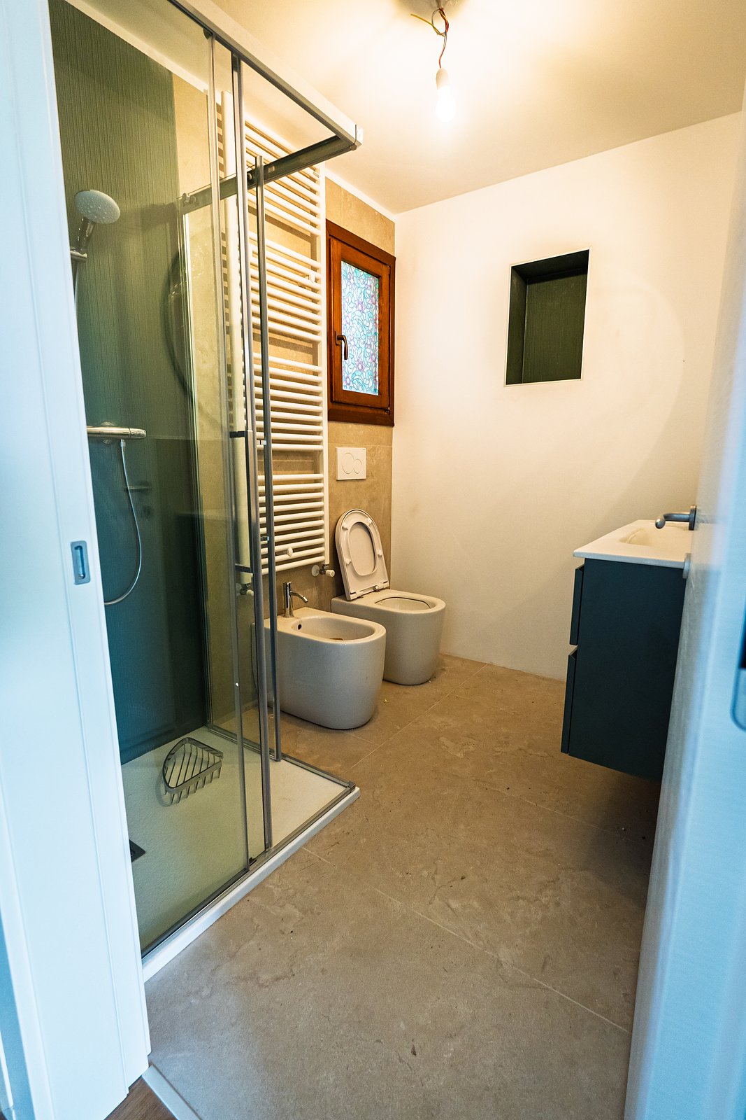 Il bagno finito con rivestimento a tutta altezza e mobile del lavabo