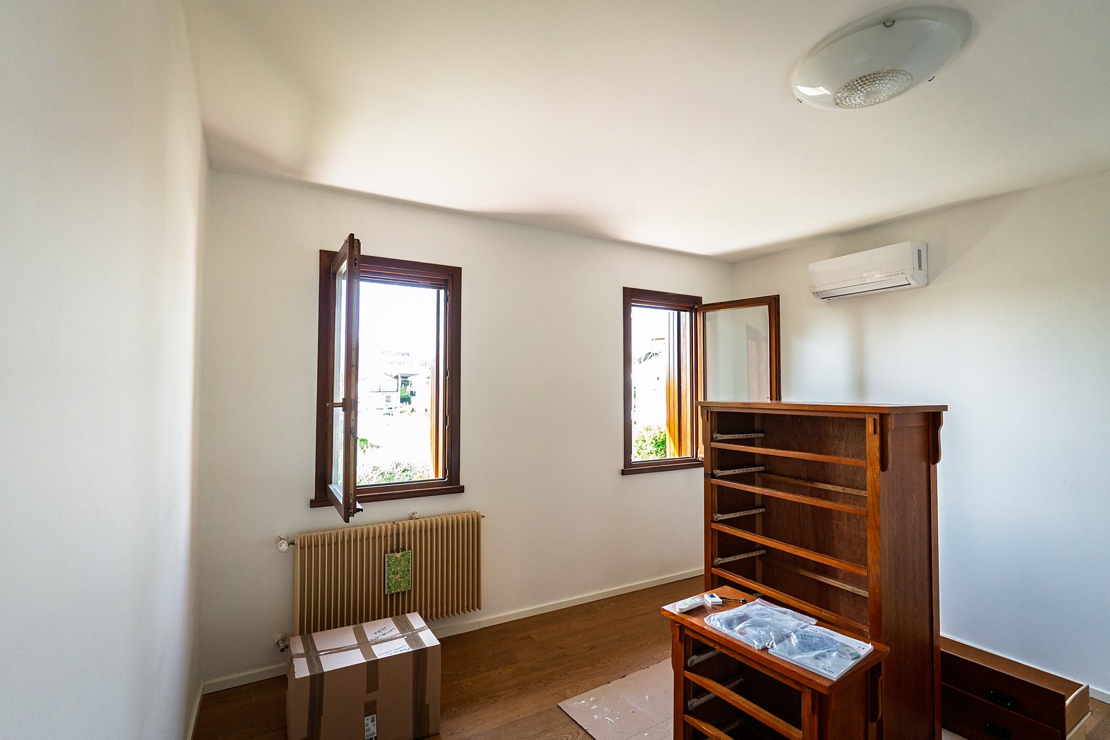 Camera con il parquet nuovo posato sul tavolato livellato