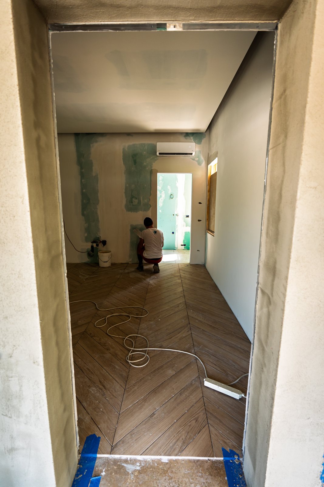 Il corridoio con il parquet a spina appena posato