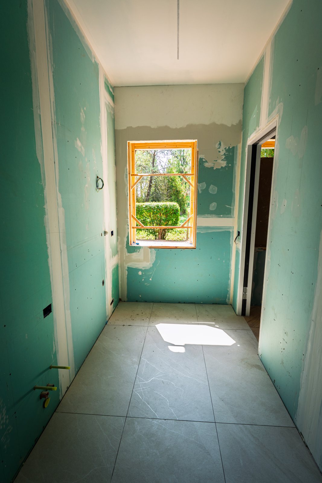 Il bagno in cartongesso verde con una piccola finestra