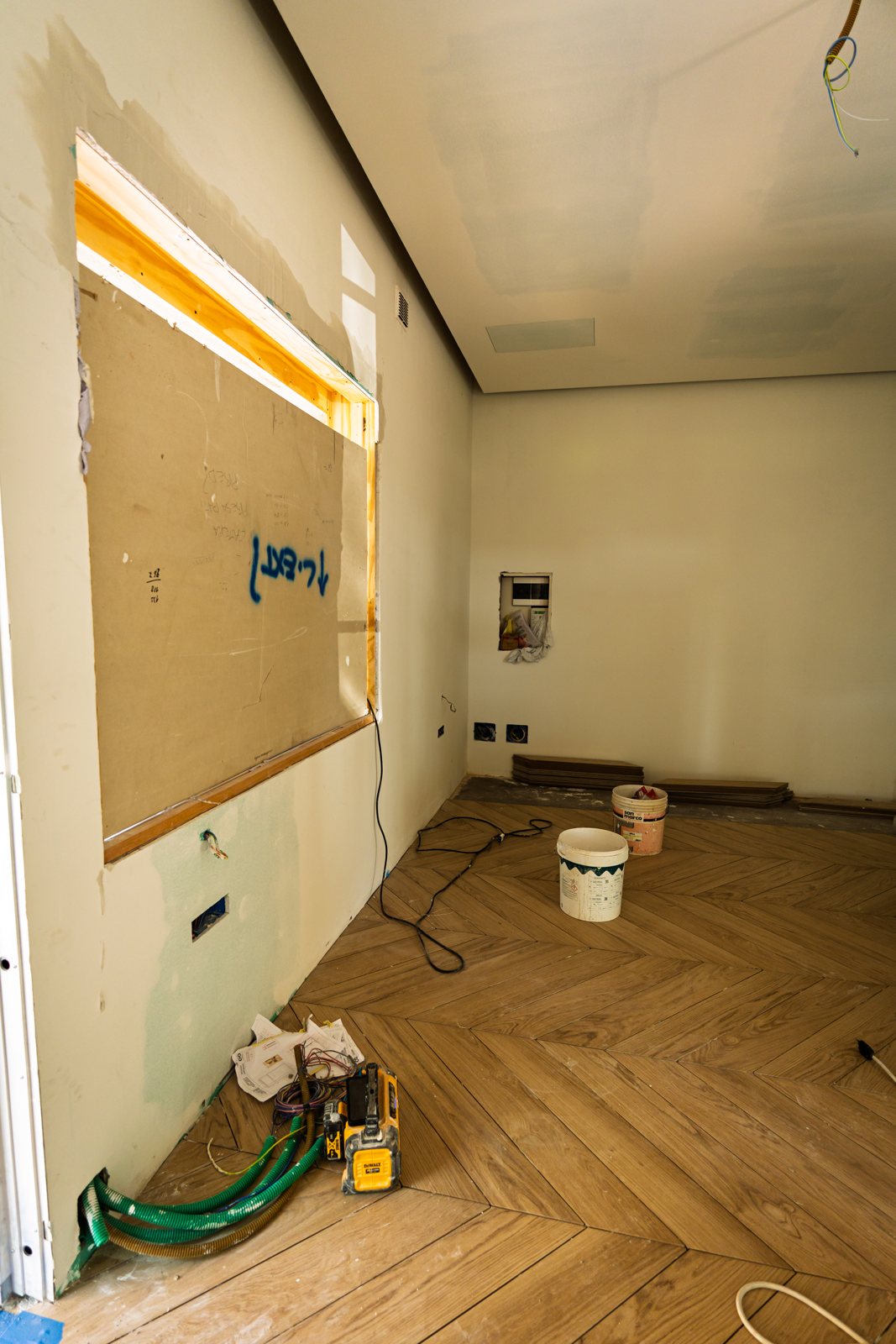La stanza con il controsoffitto staccato dalle pareti e il parquet a spina