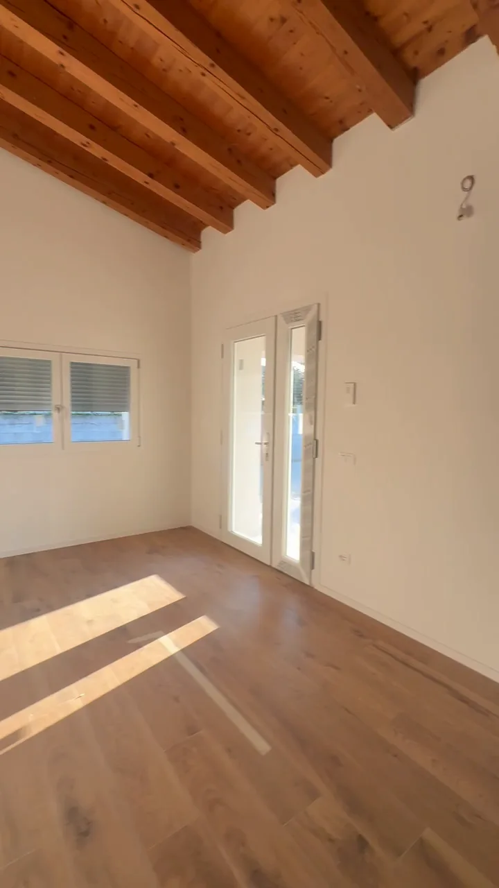 Casa finita: una stanza col sole sul pavimento nuovo