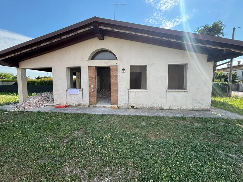 Una casa da ristrutturare vista da fuori