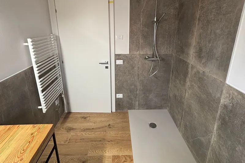 Una villetta rifatta da Mae Home: il bagno finito, con la doccia a filo pavimento