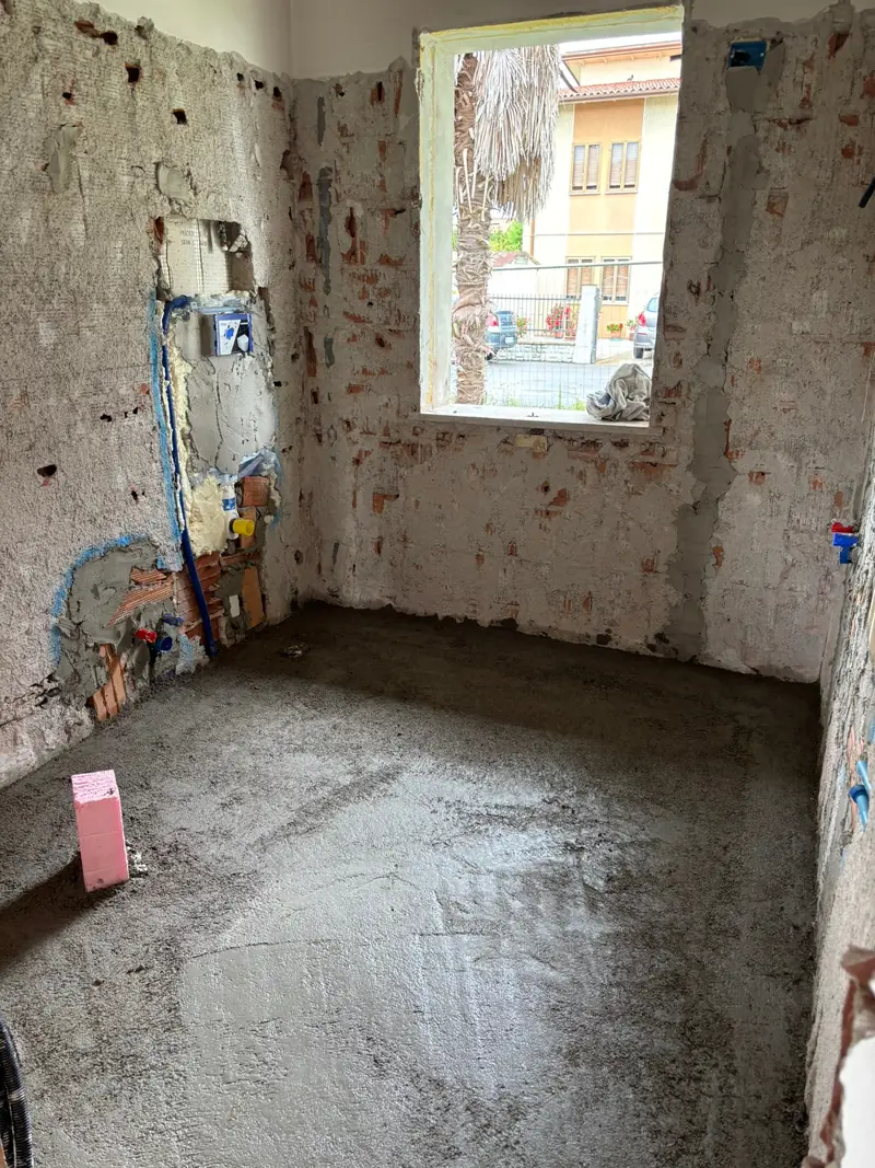 Un cantiere di Mae Home: i muri messi a nudo, prima di impianti e intonaci