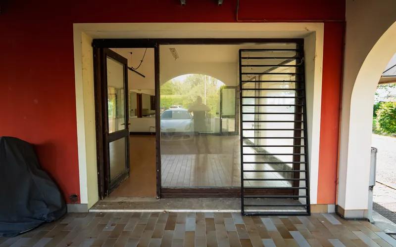 Ottava Presa, prima: l’ingresso ad arco del locale commerciale